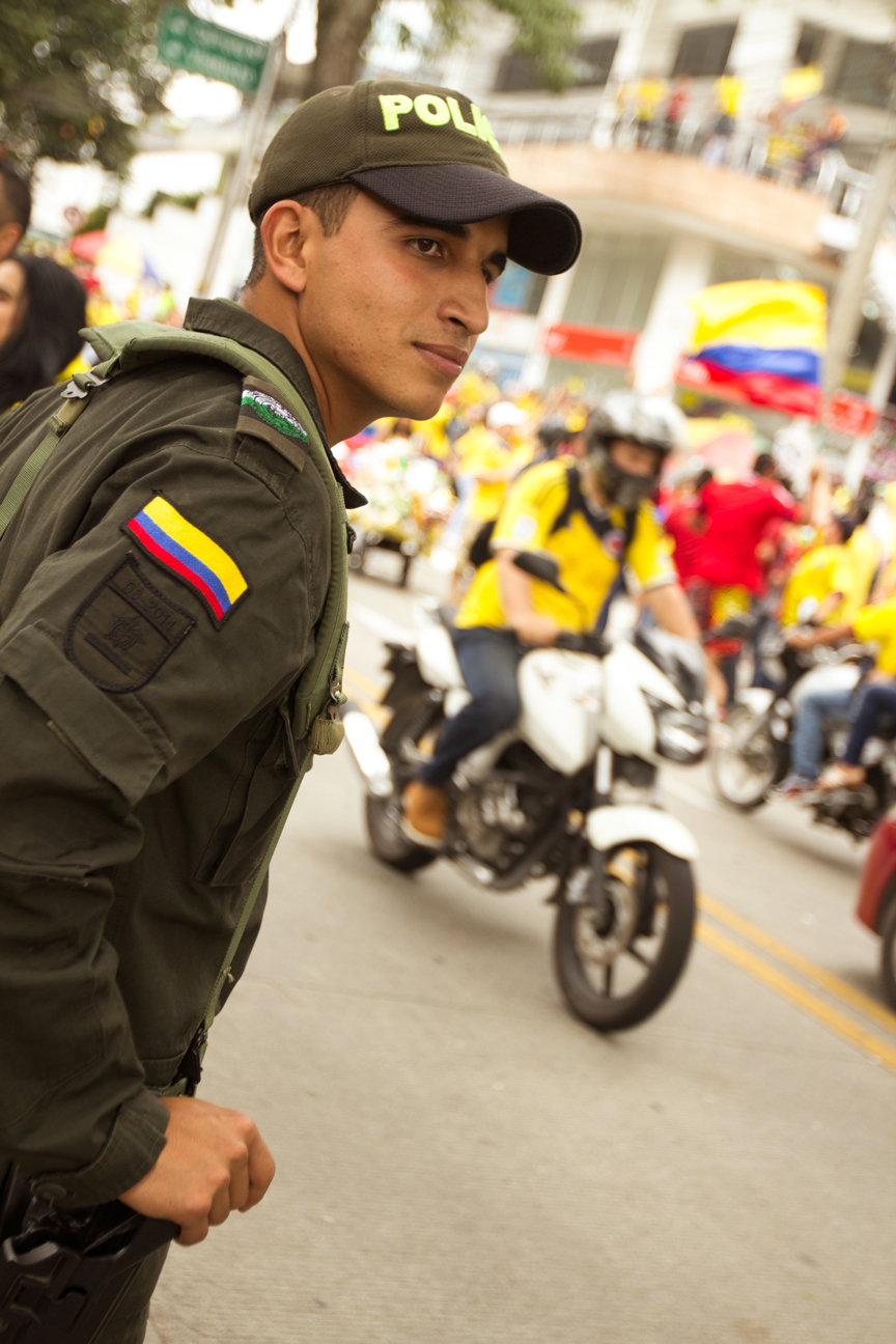 Lors de la rencontre Colombie-Côte d'Ivoire, les jeunes policiers colombiens veuillent au grain...