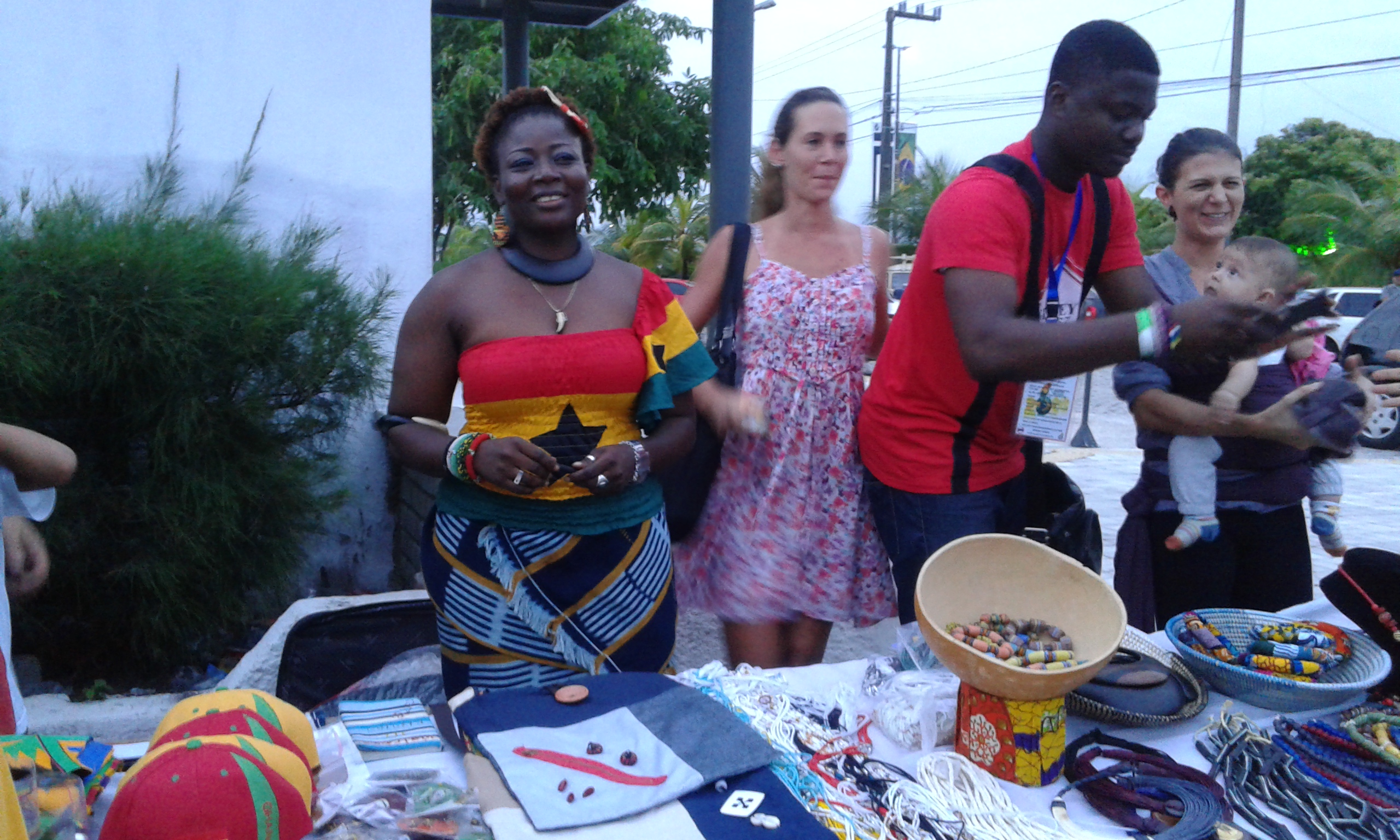 La femme ghanéenne et ses produits durant la foire d'artisanat au Festival Ghana - Brésil à Natal. (Crédit photo: Fabio Santana).