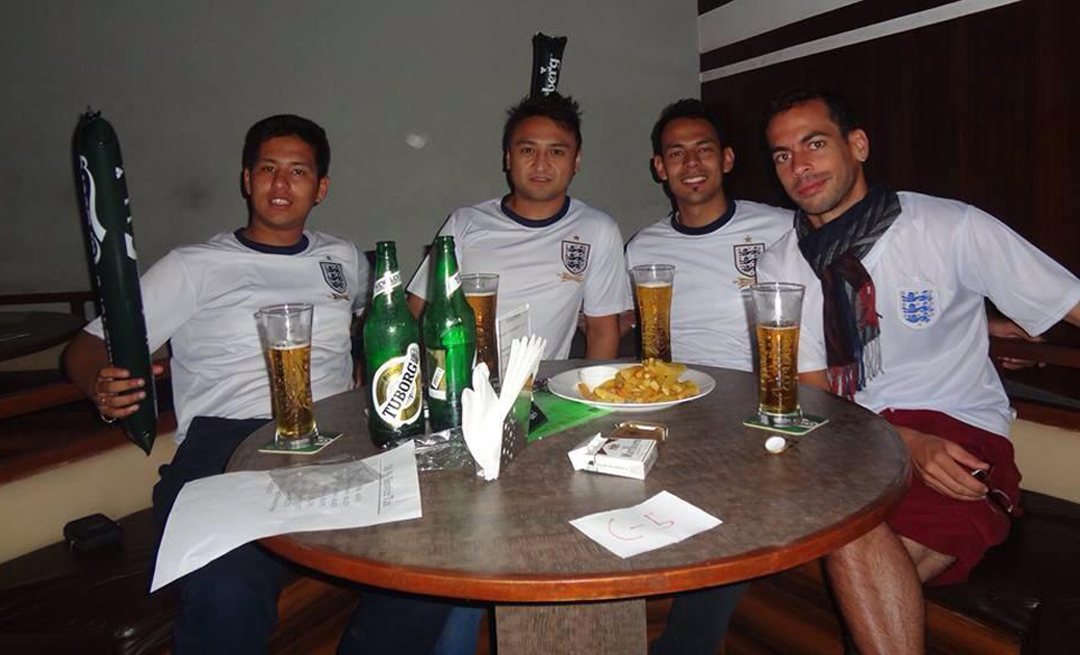15 juin 2014 (3h45 du matin), FC Sports Bar de Jhamsikhel - de g. à d : Prasharya, Rabin, Veenod et un mauricien © Amit, le serveur du FC Sports Bar