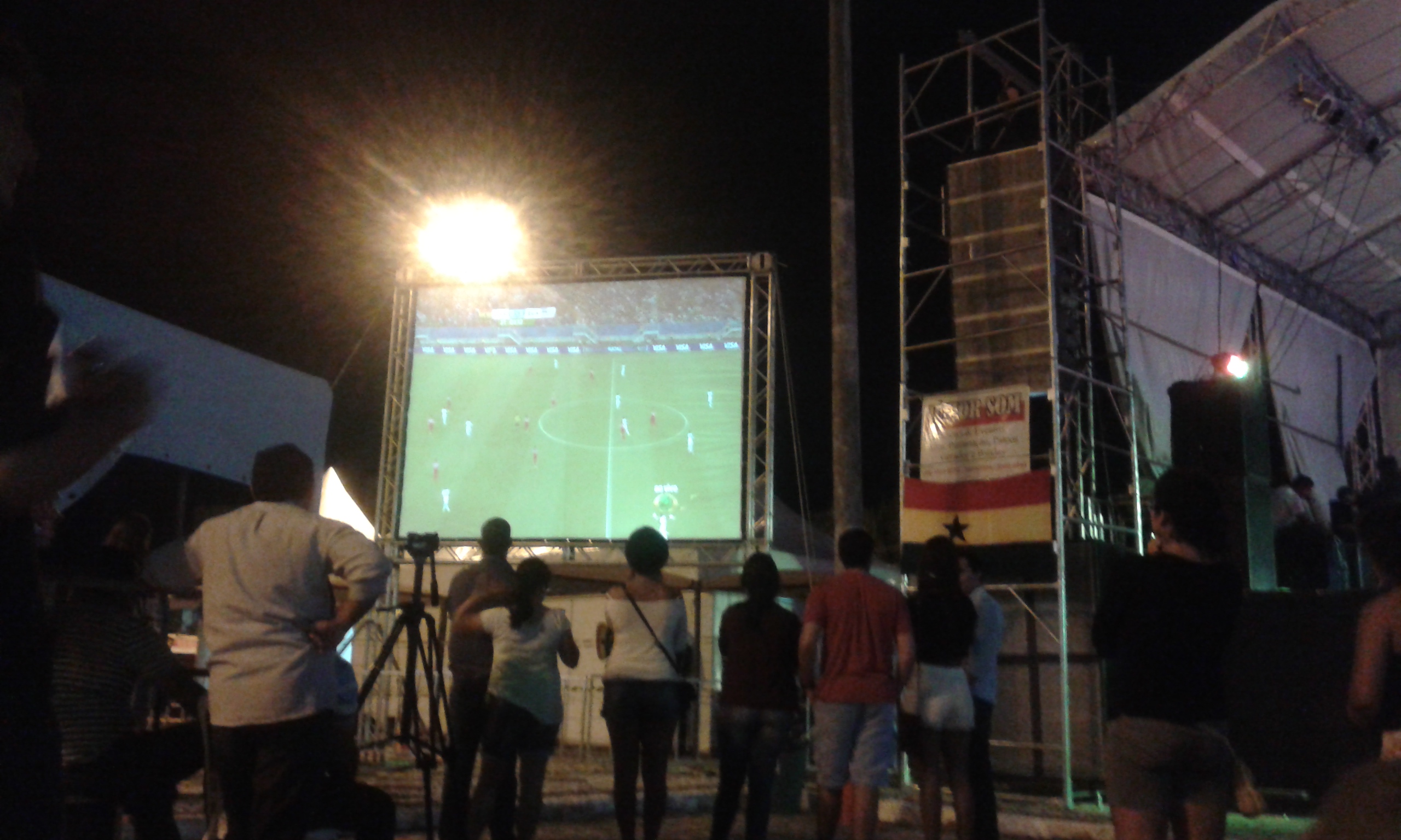 Les supporteurs de Ghana et Brésil regardent le match Ghana - États-Unis au écran géante installé au Festival (Crédite photo: Fabio Santana).